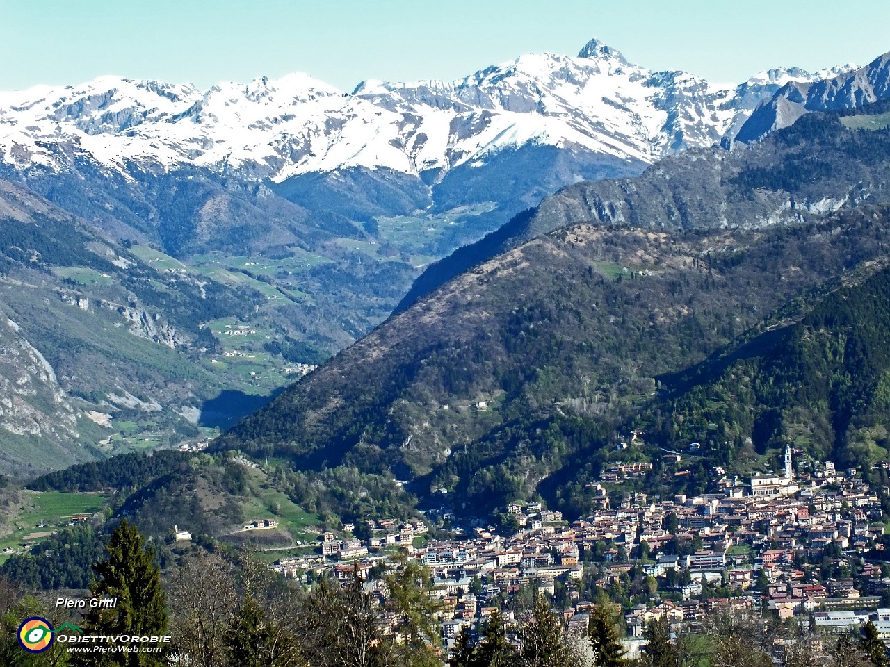 20 Zoom su Clusone e su fino al Diavolo di Tenda.JPG